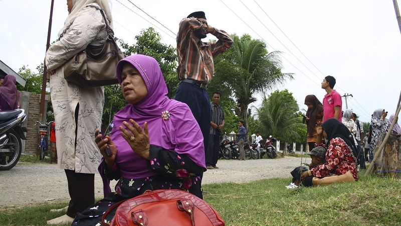 Znásilnil 13 dívek, 8 z nich otěhotnělo. Indonéského učitele odsoudili k smrti
